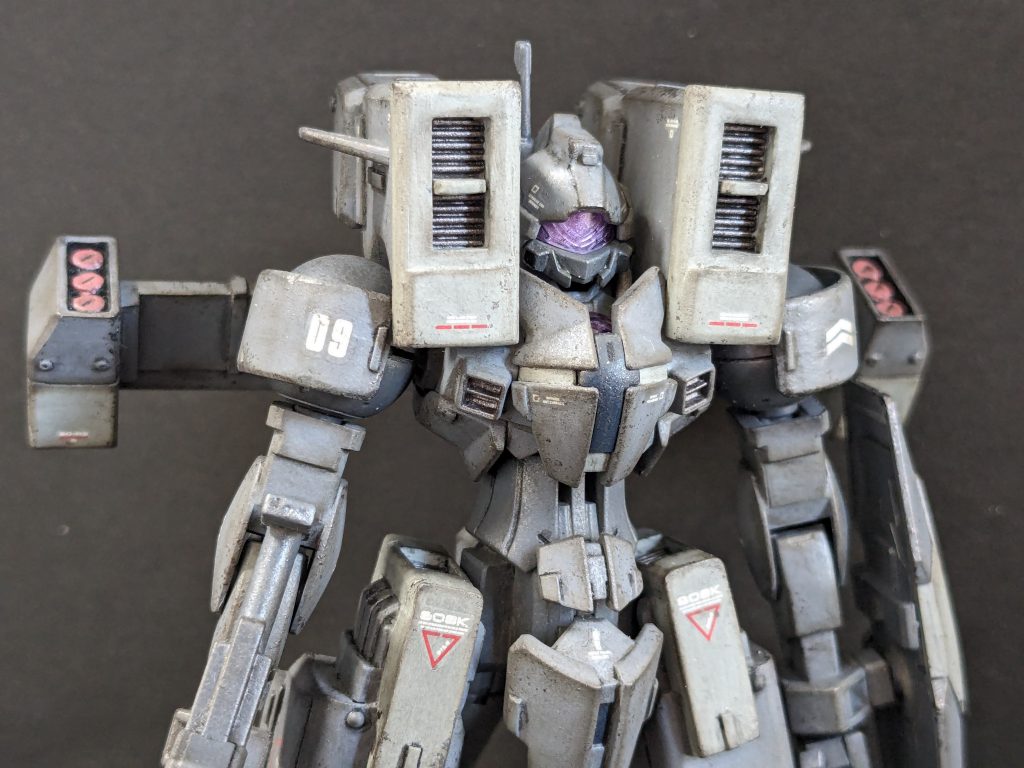 【上半身】バイザーや頭頂部は実戦機(シュトルム)寄りに形状変更。違いを出すために頬にダクトを追加しています。