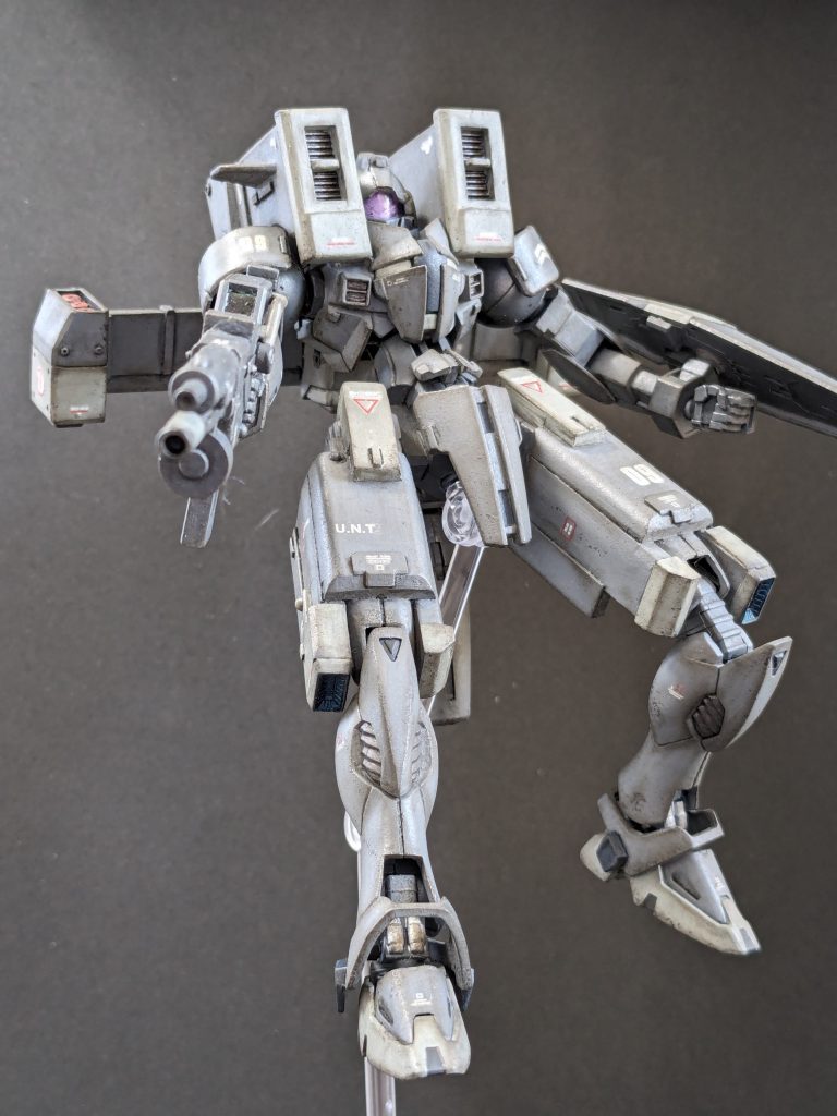 射撃のポージング。空中から打ち下ろす感じがいいなとは思いつつ、多分この形態では重力下では浮いていられないでしょう。。