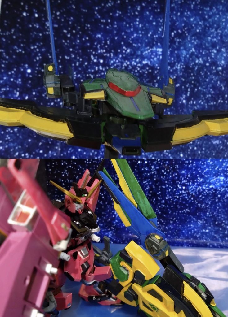  「マズイぞ！今の反動でミラージュコロイドが使用不可に…！」 『使えたとしても、アムロさんには通用しないかもね』『アムロさん、ニュータイプだから……』 呑気に語るサクラとユノに『どっちの味方だ？』とアースは戦いながらツッコむ。絶体絶命のピンチ。新型に乗れたばかりに苦戦を強いられるアース。 そんな彼だったが、ここであることが起きる。ジャスティスとコピーズの２機の間に、強力なエネルギーのビームが横切ったのだ。 「これはツインバスター！？…いや、もっと大きい！」 と、ここでユノ達とは別の人物が通信してきた。 『偽物君、聞こえるか？今援軍を送った、使ってくれ』「カロウか！支援機…のようだが、パイロットは誰だ？Ｘ（クロス）？いや、ニノマエか？」 「どうも♪カナでぇ〜す！！」 アースのスペランツァジャスティスのピンチに駆けつけたのは完成したばかりのキルトリアW-ｳｪﾎﾟﾝ-。そんな機体のパイロットはまさかのニノの従姉妹のカナだった。カナは７歳で、まだ幼いというのに戦場に来てしまう。なぜここに…と思う中、メモリーが経緯を説明する。 なんでもコックピットハッチを開いたまま格納庫で放置し、カナがイタズラでイジった結果、指紋認証で彼女専用機となってしまい、今に至る……とのこと。つまり、子供のイタズラがアースを救ったようなのだ。 『キルトリアはシールドそのモノと言ってもいい頑丈な機体だ。狙われたとしても簡単に撃破できない』「子供に人殺しをさせるつもりか？」『コピーズはただのコピー、パイロットもそうだ。怒る気持ちは分かる。だが、今は戦いに集中してくれ！……と、リーダーが言ってた』「X(クロス)も来たのか？」 メモリーの話によると、X(クロス)はアルカの支援に向かったとのこと。 いろいろ言いたいことがたくさんある中、アースはカナのキルトリアWと共に目の前の敵に集中する。メモリーの指示により、カナはコックピットの操縦を行う。 ここでキルトリアは変形。大型ソードとなり、アースが駆るスペランツァジャスティスの武器に。その光景を見ていたG:ユニバースのユノとサクラは驚きを見せていた。 『武器に変形した！？』『武器になるMA？あんなの見たことない！』 『ガンダムリベロを参考にした機体だ。様々な武器やMA形態、そしてMSにもなる』 製作者のメモリーの解説にまたしても驚く2人。いろんな姿に…いや、武器になる。リベロの支援機版…と呼んでもいい機体に違いない。 「俺はアース・ザラン！アスラン・ザラのライバルだ！！(自称)」 「やっちゃえやっちゃえ♪」 スペランツァジャスティスは右手に超大型アックスのラブリュス、左手にはソードフォームのキルトリアWを持ち、二刀流でアムロと五飛に立ち向かう。どんな強敵だろうと、彼は負けない。なぜなら、『アスラン・ザラの再来』なのだから(自称)………。   『機動時空転移 ガンダムリベロ　第１５話:正体-前編-』  と、ストーリーはここまで。『アマクサ』はプラモが無い為、持っているカードの画像を使いました。ご了承下さいませ。 本当ならキルトリアWを主役っぽく見せたかったのですが、スペランツァジャスティスの方に集中してしまいました。まあ、気にしないでください。あと、今回舞台となった『クロスボーンガンダムスカルハート』に登場する老人『グレイ・ストーク』の正体ですが、もしかすると『ガンダムZZ』に登場したあのキャラではないか……とファンの間では話題になっています。声優も同じ人ですし、何かの本でも『第一次ネオ・ジオン戦争でガンダムチームを率いた人物』的なことを書かれていたようです。たぶん、あのキャラですね。シャングリラの……。 さて、次回のストーリーはまたしてもリベロの別形態を紹介する予定です。お楽しみに。