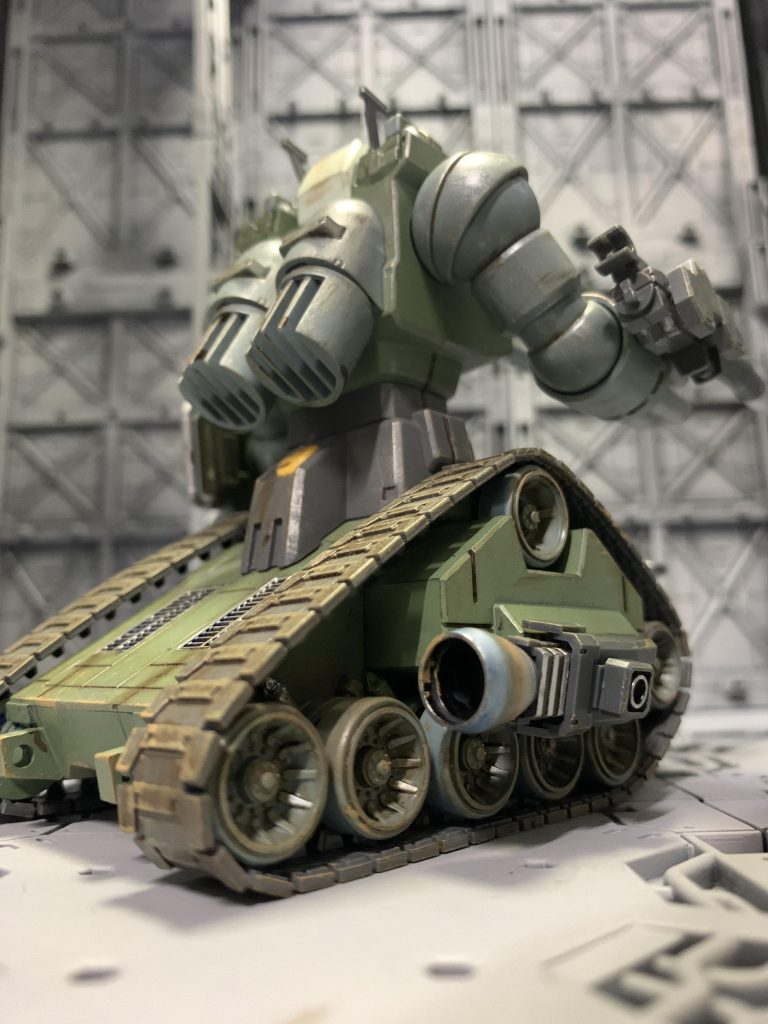 履帯横には緊急離脱用のバーニアが増設され、一時的にではあるがジオンの重MS・ドムに匹敵する速度で走行することが出来る…重MS・ドムって言いたかっただけの設定ですね🤣