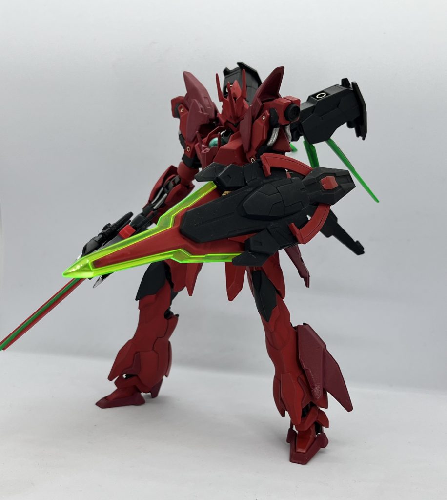 左腕腕にはメガビームシールド アイアスを装備。広い範囲を防御するとともにビームブレイドを展開し接近戦にも対応している。