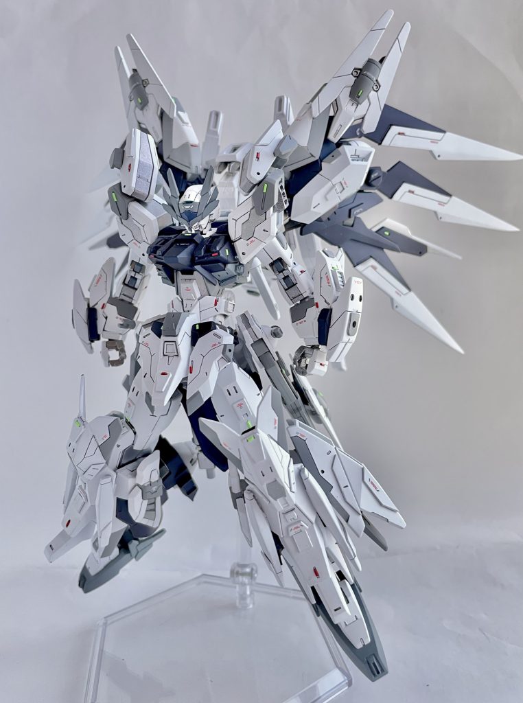 本体はこんな感じ機体カラーはモノトーン系というか、白と紺色、灰色多めの控えめな感じ