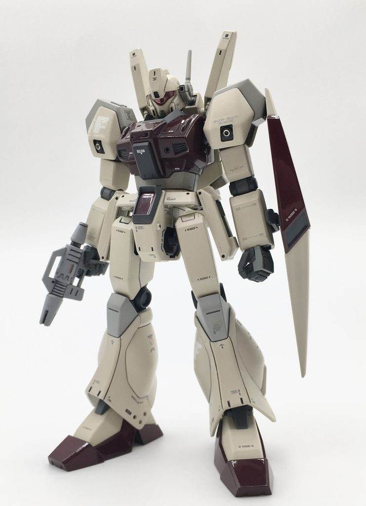 腹部で１ミリ延長。スジ彫りとディテール追加。GMの系譜を意識した赤×白イメージで塗装。部分的にグロスにして艶消しとのコントラストを出してみました。