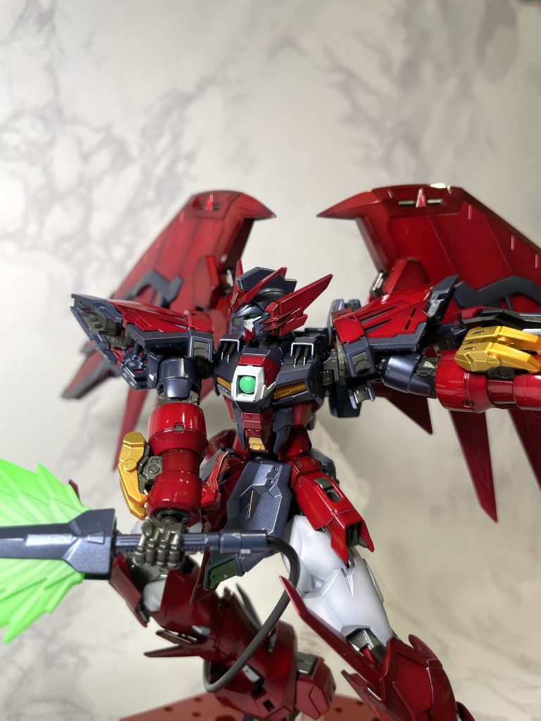 ウイングガンダムと並べたくなりますね。