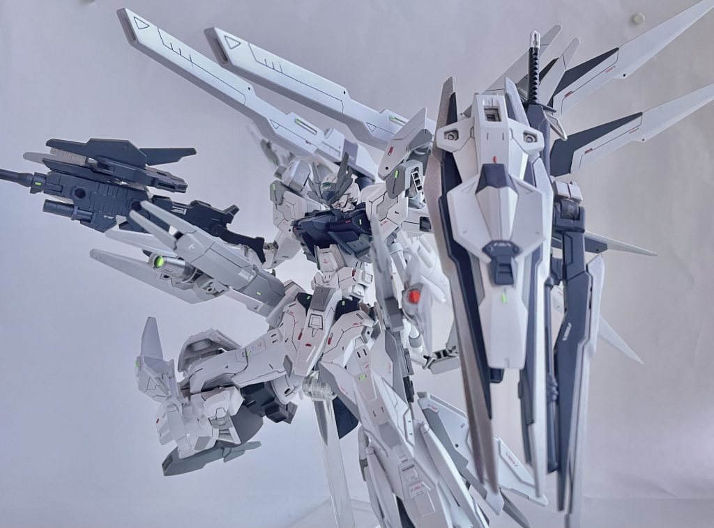 通常形態でも火力は充分背中のサテキャや腰のレールガンを展開し、フルバーストもできます