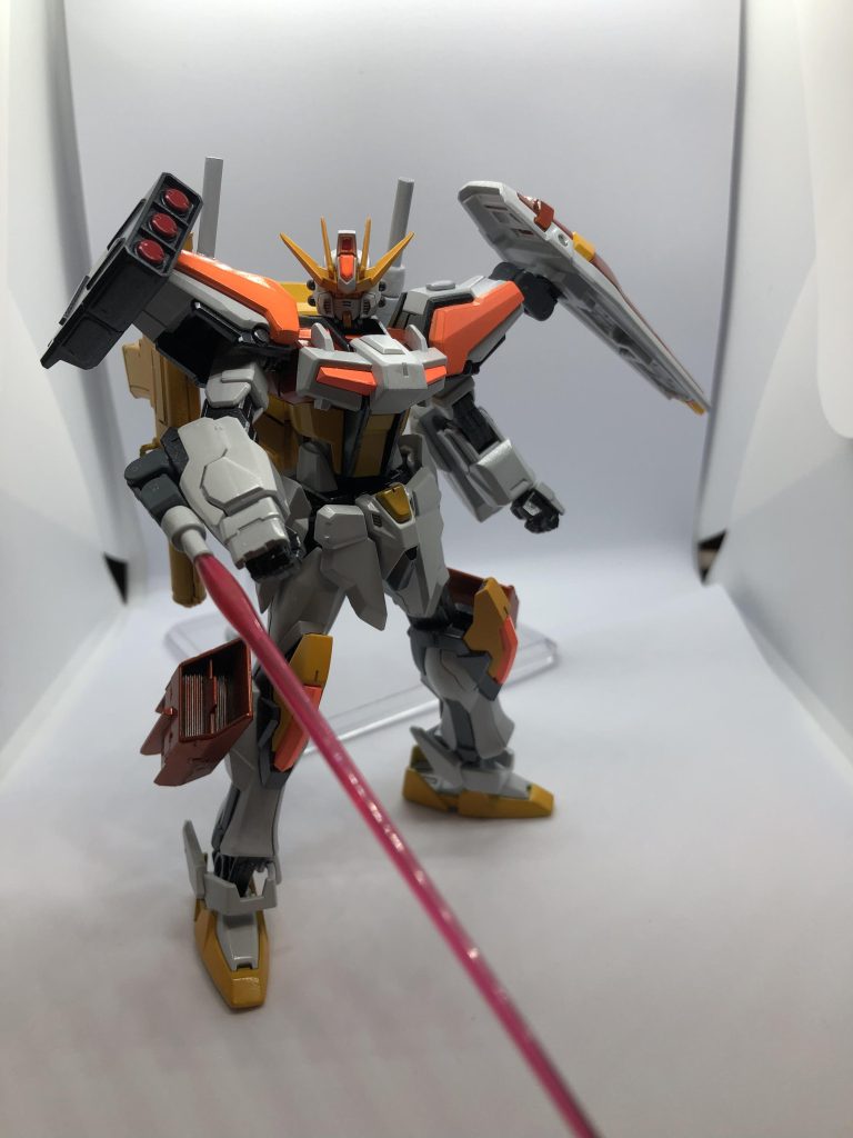 右腕には接近する敵機への備えとしてビームトンファーを装備。