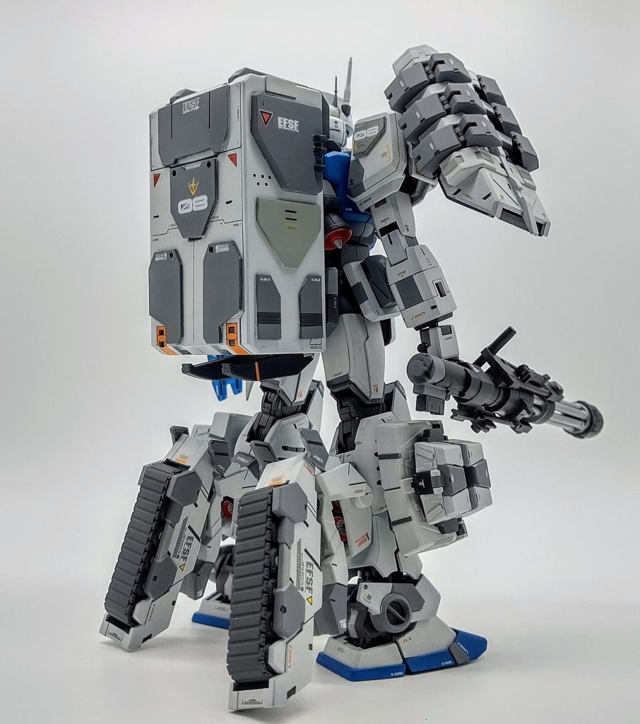 今回、一番時間をかけたのは武器コンテナです。塗装時の色分けを想定してプラバンやスジボリをしてイメージを変えています。