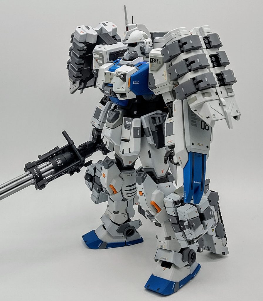 各部に様々なガンプラのパーツをミキシングして情報量を増やしています。ミキシング時の違和感をなくすため軸打ち接続しています。