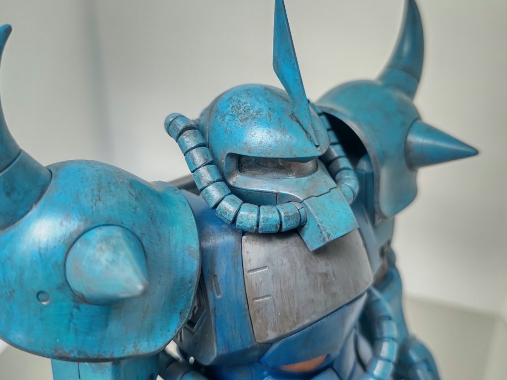 ポーズのついた写真はないので逆からの写真。頭のテカってるちょい上のところにライトブルー載せています。シールドも塗ったんですが、腕にひっかける部分がダルダルになっていてキープできないので持たせていません。ヒートサーベルは行方不明。この指で保持できないから持たせた記憶がないです。