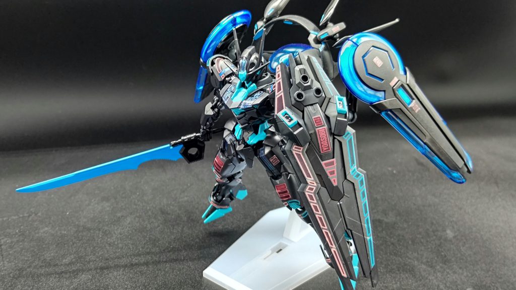 本体は限定盤CD特典ステッカーとHGエアリアルパーメットスコア6のシールを使って情報量をアップ。以前、特典ステッカーをリサーキュレーションカラーのルブリスに貼っていた作例をみていたので、同じ黒ベースのエアリアルに貼ったら似合うだろうと思ったら予想通りの仕上がりになりました。