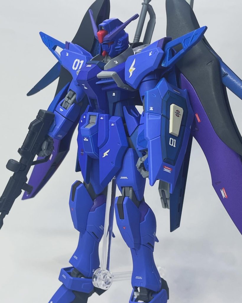 HG デスティニーガンダムをブルーディスティニー1号機カラーに全塗装。名付けてブルーディスティニーガンダム。ダジャレ制作は久しぶりです。