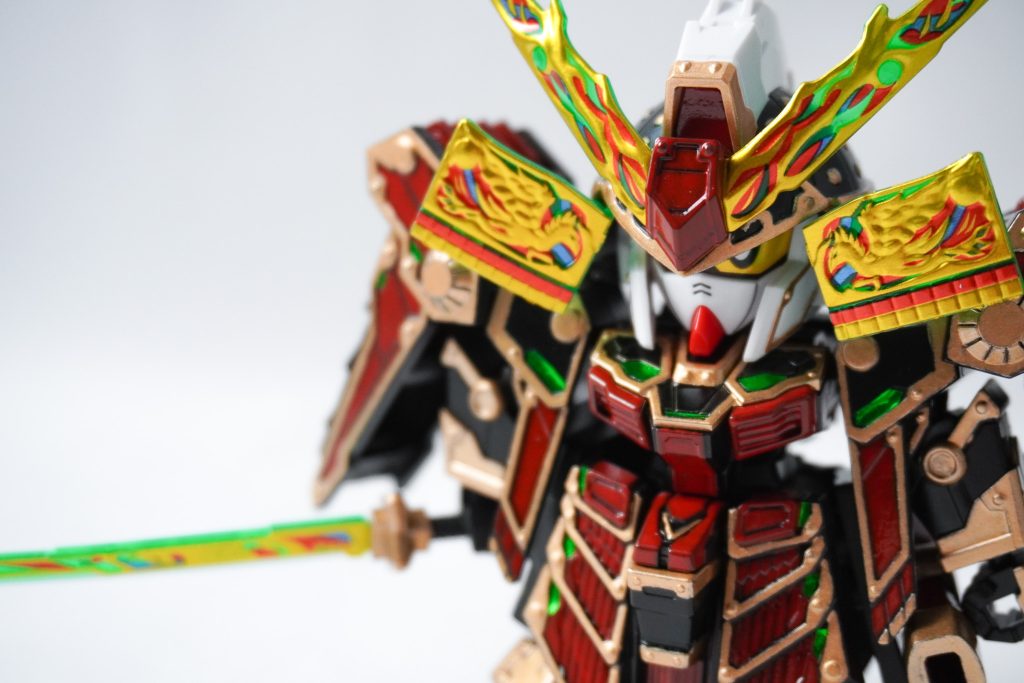 最初はマスキングしてやろうとしたんですが、肩パーツ一つマスキングして心が折れました。筆塗りのほうがまだ行けるのでは？と思って、全パーツ筆塗りを敢行。なぜやろうと思ってしまったのか……毎晩ひたすらに塗り続け、赤・金を三回塗りしたらなんとかいい感じになりました。なんかもう漆を塗るとか、写経とかそういう気持ちでした。