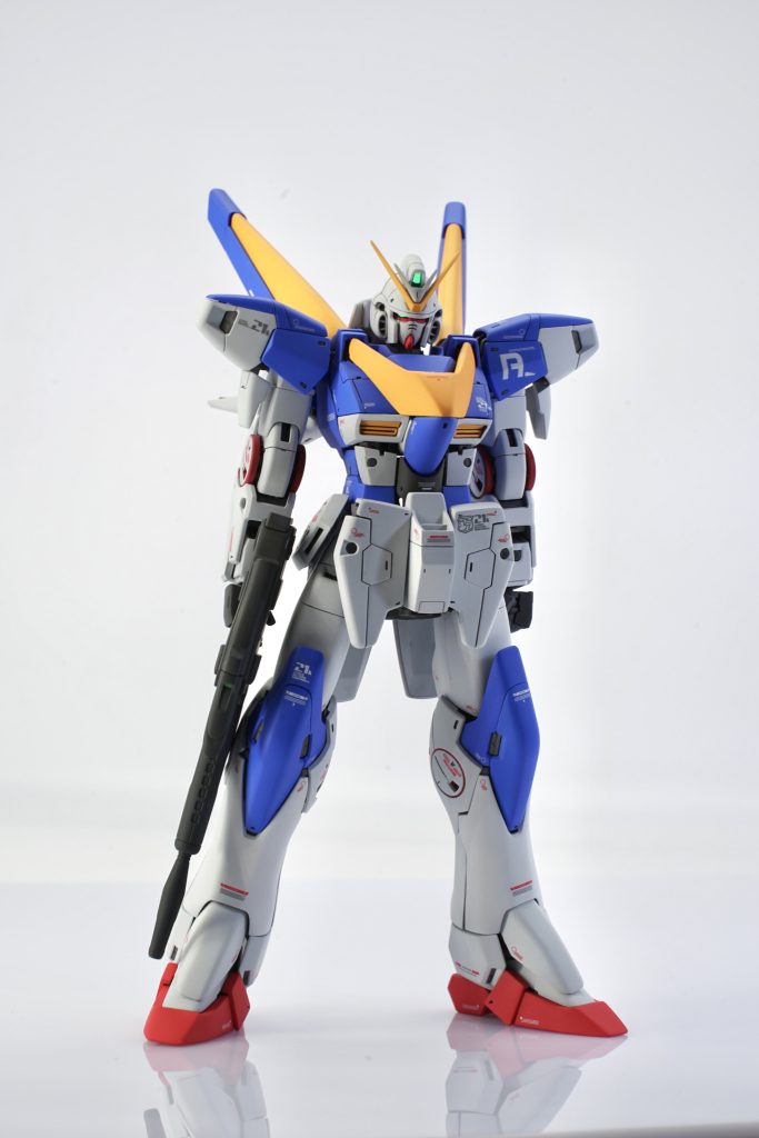 色んな先人様達の作例を拝見し、まずは、素体のV2ガンダムのスタイル改修を行い、各パーツのディテールの足し引き、キットの良さの部分意識し、こだわってみました。立ち姿がかっこいいV2を目指します。⚪︎頭部　アンテナシャープ化⚪︎胴体　上半身を小型化に伴いVマークの形状変更。肩の位置変更。首の位置を調整し、延長＆後方へ。股関節部分、位置調整⚪︎腕　特になし⚪︎脚　脛2mm延長、足首1.5mm延長 