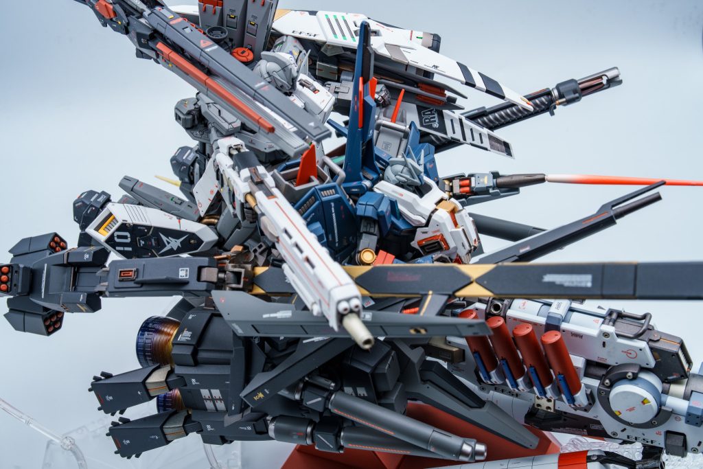 RGのνガンダムと並んでも問題ないよう武装を多めにしました。