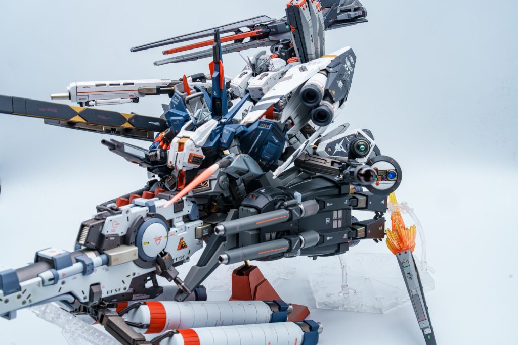 νガンダムとセット運用を目的としSFSとしての機能、ディープストライカーのペーパープランを見直し、ハイパーメガバズーカランチャーの確実な命中をする為の限定的な使用です。