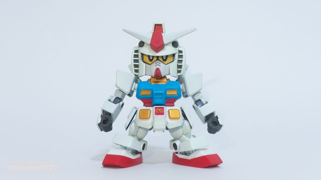 RX-78-2 ガンダム 基本はSDEXからモールドを取り去る加工をメインにしてます頭はどうしても元キットの頭が個人的には好きになれなかったのでBB戦士フルアーマーガンダムのヘルメットと劉備ガンダムの頭を削ったものを合わせてますアンテナは騎士ガンダムの物を基部を加工して採用してます(武者影用の頭とは別に制作してるのでホンタイさんの頭が2つ消費されました……🤔)肩はHGUC RX-78-2のものをボールジョイントのみPC-303規格に合わせて採用してますヘリウムコアはSDEXのモールドを削り取る際に一緒に削り落としてフルアーマーガンダムのものを加工して塗装後接着しました
