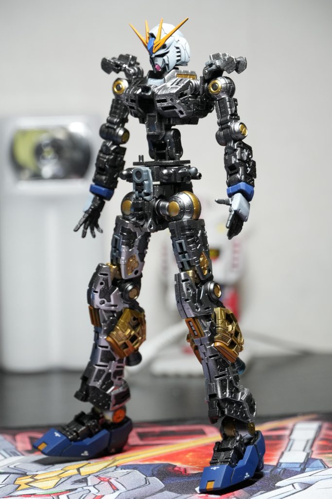 まず今回何より頑張ったのは、見えなくなってしまうフレーム部分の塗装!サーフェイサーエヴォブラックで下地を作り、スターブライトアイアン/スターブライトゴールド/フィニッシャーズ,クロームシルバーの3色を使い重厚感漂うフレームに仕上げました!塗り分けのマスキングにとてもとても時間がかかりましたが、納得のいく仕上がりとなりました!