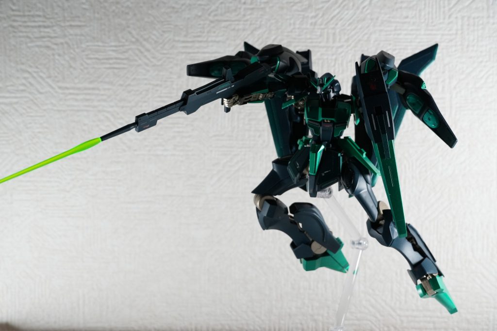 脚部の関節軸が違ったためファラクトの関節軸受けをぶった切って移植スカート周りは ボンッ と太くなってしまい、素立ちだとブサイクになってしまいました