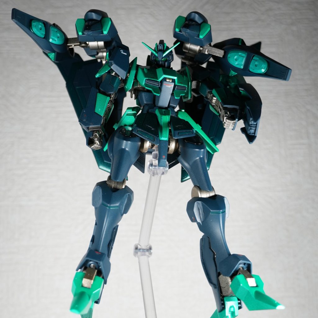 ミキシングをやってみたいと思い最初はバックパックだけのつもりが、欲張りな性格が出てしまい脚も変更することに。。統一性の無いものを合わせたいと思ったのがZガンダムとガンダムファラクトドシっとしたZガンダムにスタイリッシュなファラクトが融合したらどんなふうになるのか？と頭の中で想像しながら仕上げました。