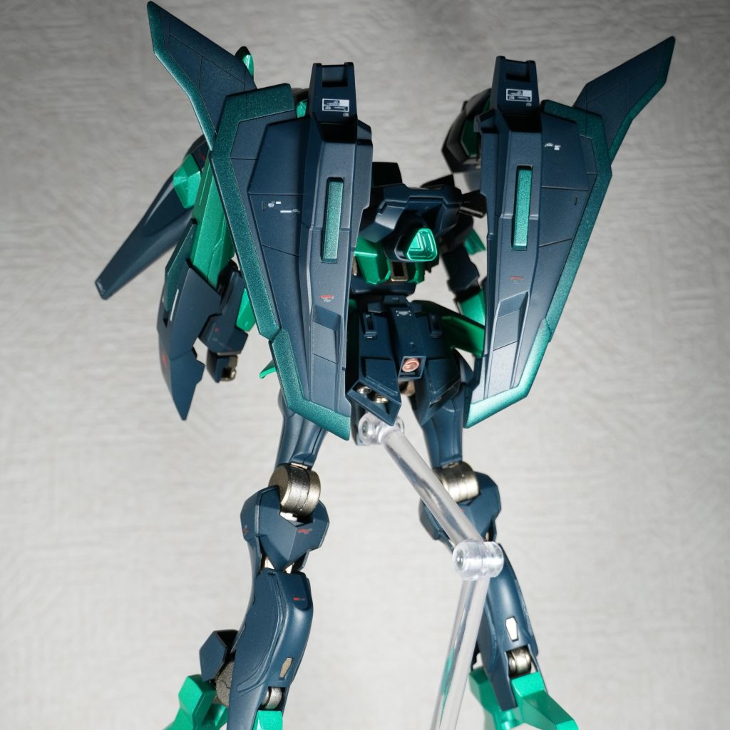 見どころはこのバックパック後ろから見たら一見ゼータの羽ですが、バックパックのメインはファラクトにゼータのバックパックを溶接（という名のアロンアルファ）を施し威圧感ある背中に仕上げました個人的には盛り盛りなこの背中が好きです！※もちろんスタンドがないと立ちません