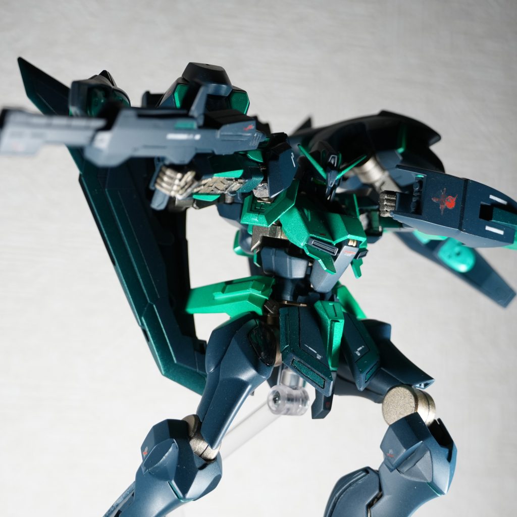 今回は色縛りをして塗装いたしました関節部：水性ホビーカラー/ゴールドメイン装甲：水性ホビーカラー/ネイビーブルーとブルーを2:1で調色差し色：水性ホビーカラー/デイトナグリーントップコート：水性ホビーカラー/艶消し全てエアブラシ塗装です 