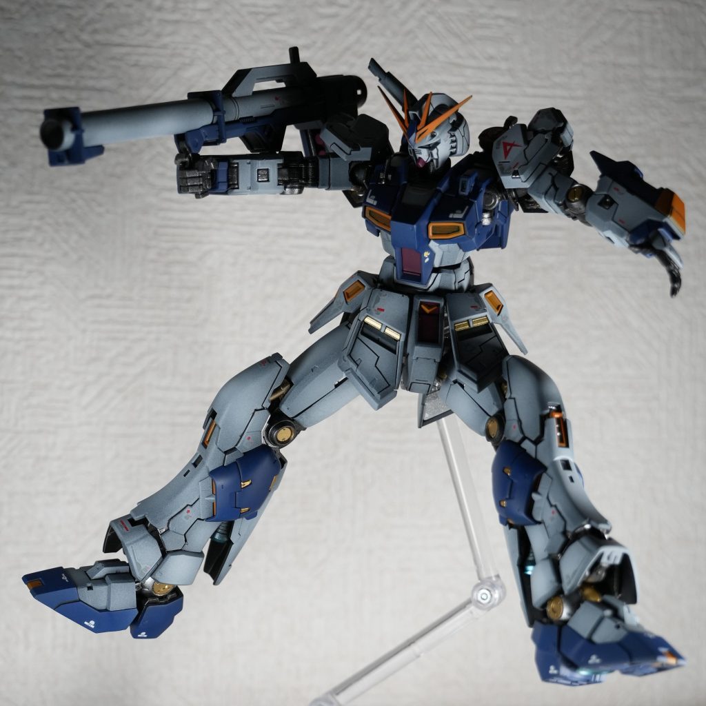 そして、ホワイト以外の色は全て調色青い部分はMrカラー/ブルーFS15050とガンダムカラー/ティターンズブルー2を2:1の割合で調色赤い部分は水性ホビーカラー/レッド/インディーブルー/ホワイトを1:1:1の割合で調色黄色い部分はMrカラー/キャラクターイエロー/オレンジを2:0.5の割合で調色結果、福岡の立像の様なカラーリングとなりました!