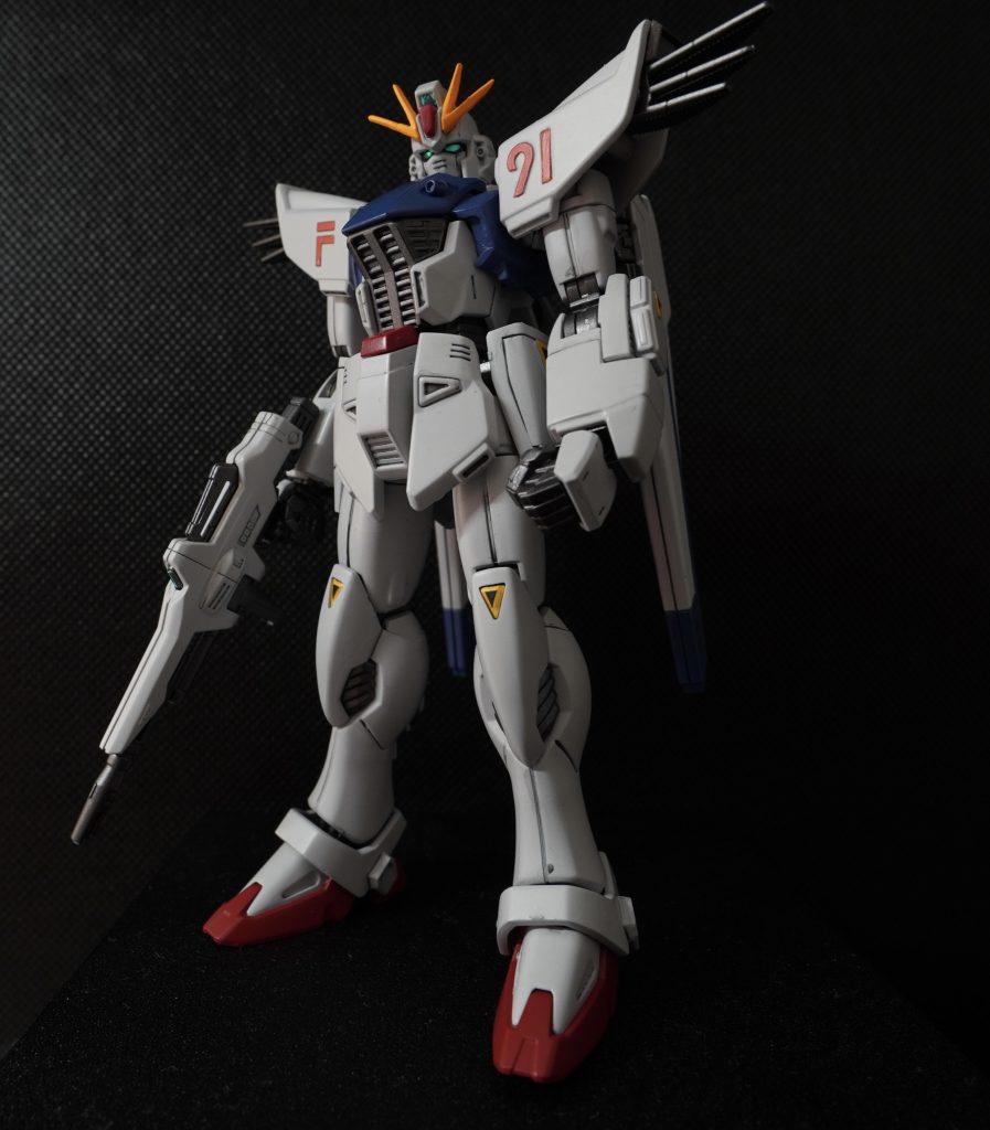 肩アーマーは先端を削り小型化胸部はプラ板で幅増し股関節を逆付けして足を短く、サイドアーマーの取り付け部を上に移動  