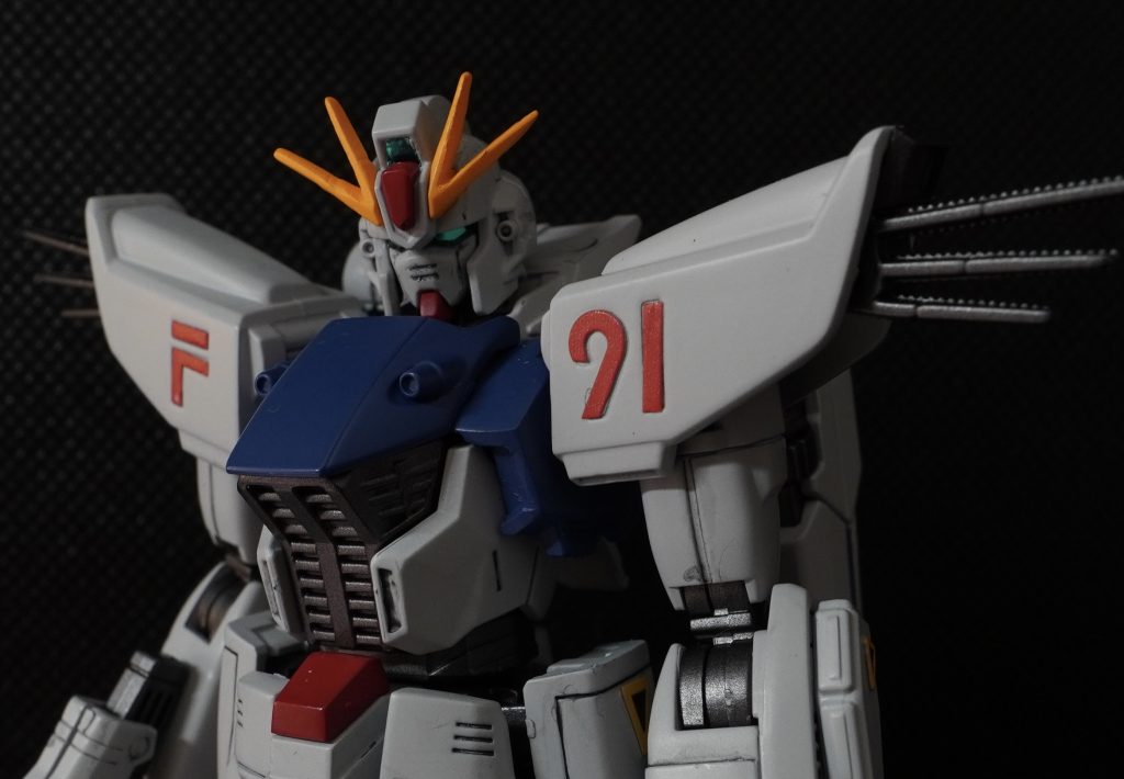 顔はエラを削り込み、頬を薄くアンテナは先端のシャープ化とV字の根本を削っています。