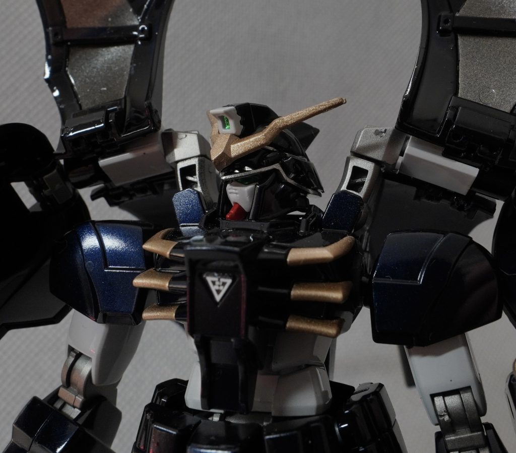 頭部のエングレービングはメッキ調でシルバーにしてみました。