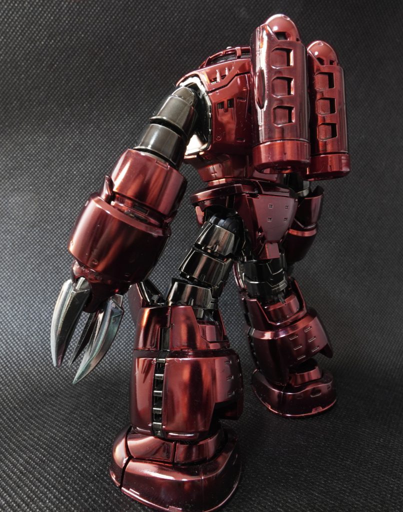 薄い赤をボーンクローム、濃い赤をボーンミラーで塗装しましたが、思ったよりも色の差がなかったので濃い赤にクリアーブラックを薄く重ねました。