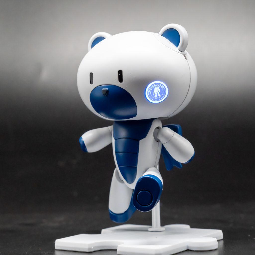 デカールを蛍光クリアーで塗装後、貼り付け。ブラックライトで、発光します。