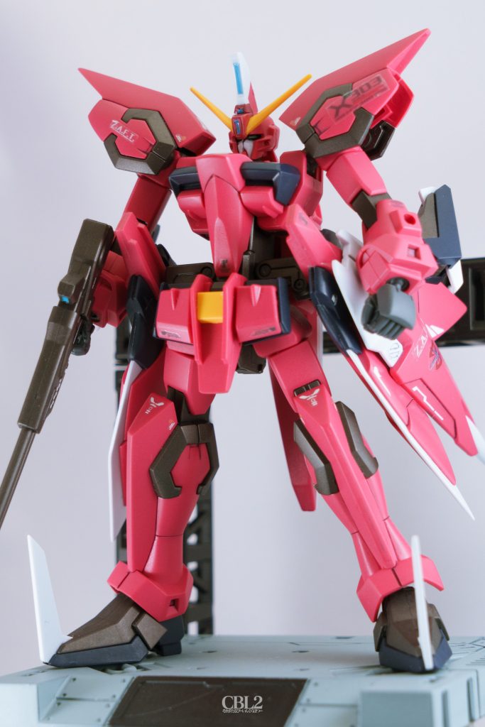 頭部センサー周りと、バインダーのスラスター部分のみ塗装して、あとは成形色のままにしています。手首はビルドナックルズに置き換え。トサカのセンサーのシールは大きく余白が残っているので、細かく切って頭部フロント、リア、ビームライフルのセンサーにも貼りました。各センサーの上にレジンを乗せています。