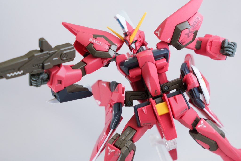 付属のマーキングシールの他に、市販のデカールを散りばめています。ボディ・フロントスカート・バインダーと、両腕・両脚でそれぞれ同じ系統のデカールになるようにしました。