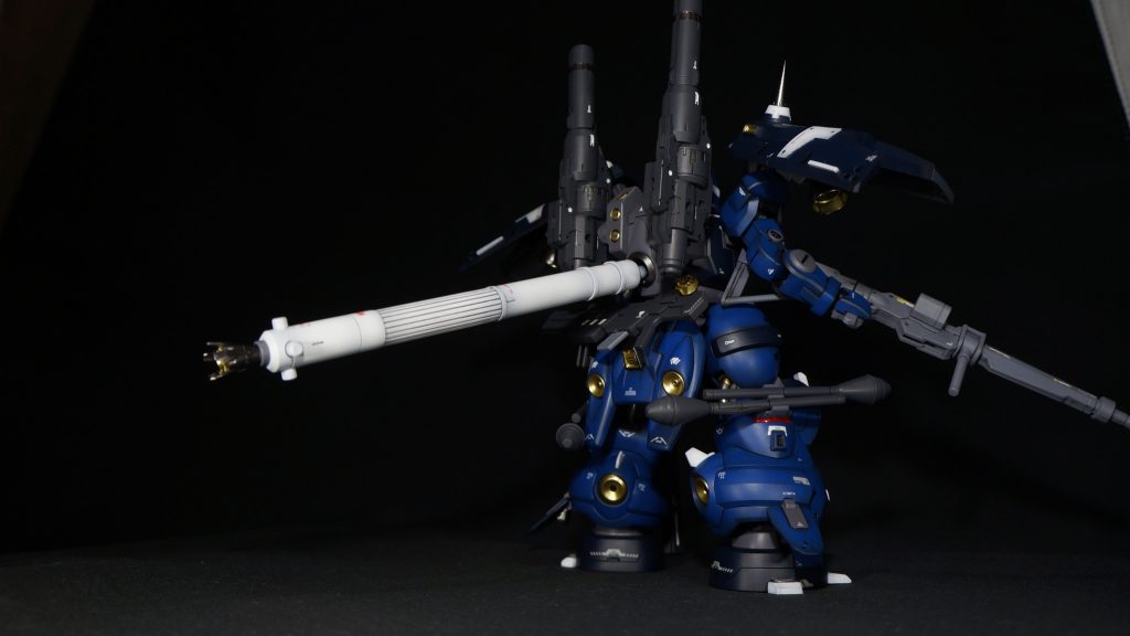 脳内設定としては、機動力を要する強襲機とは言え、紙装甲では敵地制圧を成し得ない、と考えたジェターク社。重装甲のディランザをベースに肩部のスラスターバインダー化、各部バーニア、スラスターの追加により機動力を確保。燃費の悪さはバックパックに取り付けたバーニア付きプロペラントタンクで補う、力業で重装甲と機動力を両立。単機での作戦を前提にしているため、武装を各所にマウントし、継戦能力を高めている。という感じです。