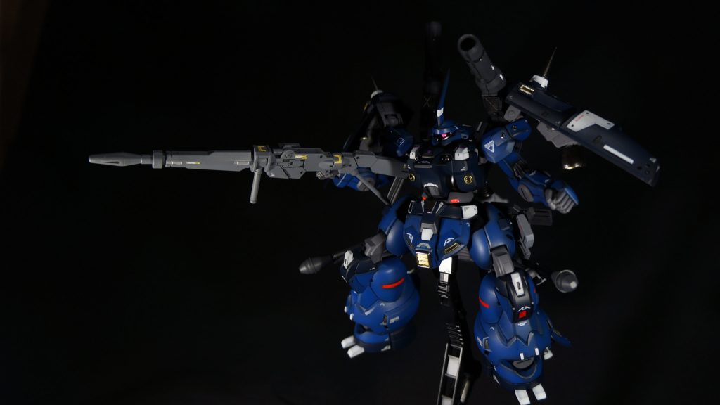 背面のバズーカーは30MMウェポンセットから。ビームライフルはデミトレーナーウェポンセットから。シュツルムファウストはガンダムベース限定？ビルダーズパーツを使っています。2枚目の写真で左手で支えている長物のライフル？は境界戦機のウェポンセットのものです。仮組のときは右手に持たせて構えられていたのですが、塗装後は塗装剥げが怖くて持たせれませんでした…。