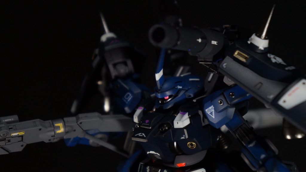 肩の丸いディテールや胸部の丸いスラスター、シールド上のスパイク、スラスターなど、ケンプファーをイメージして追加しています。