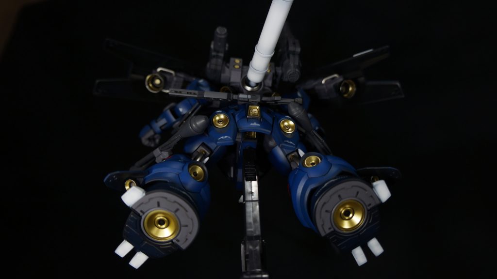 今回はバーニア内をゴールドで塗り分けました。このバーニアだらけ感を出したくて、数か所バーニアを追加しています。ゴールドはスターブライトシャンパンゴールドを買ったので、使おうとしたのですが、ちょっと目立たなさそうだったので、スターブライトゴールドと混ぜて、やや落ち着いたゴールドにして塗りました。