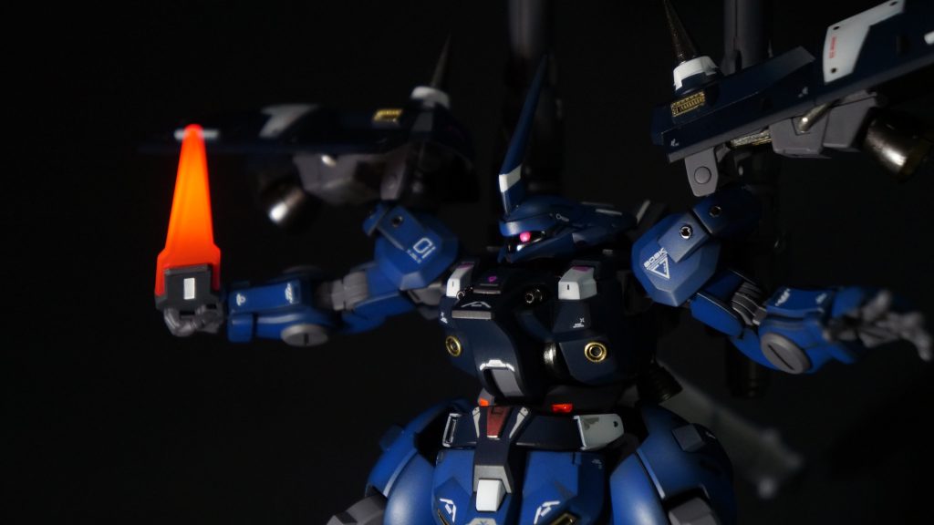 ビームトーチ装備、アップビームトーチ、ビームバヨネッタのエフェクトは艶消し＋蛍光塗料で塗っているので、ブラックライトで光ります。一応モノアイも光るのですが、塗料が薄かったのか、光り方が弱いです…。