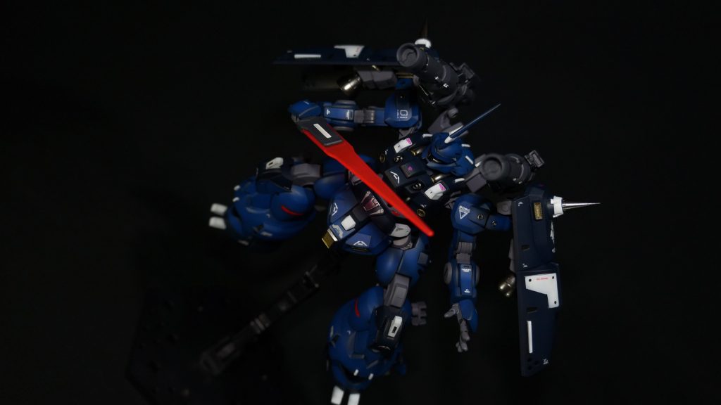 背部バズーカ装備バズーカ構えると、干渉して肩部シールドが広げれないですね…。