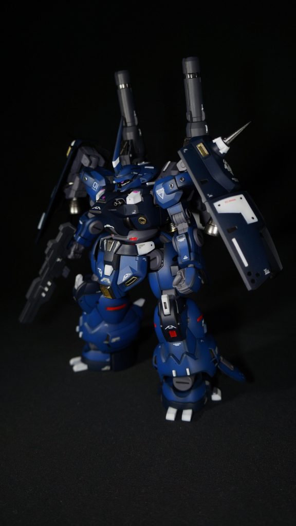 斜め前最後になりましたが、このディランザで一番気になっていた箇所、それが手です。今回ビルドハンズ丸のLサイズに変えていますが、元々の手は非常に小さく、太ましい体格に似つかわしくなく、そこが違和感になっていました。手を大きくすることも全体のバランス改善に貢献しているのではないかと思います。