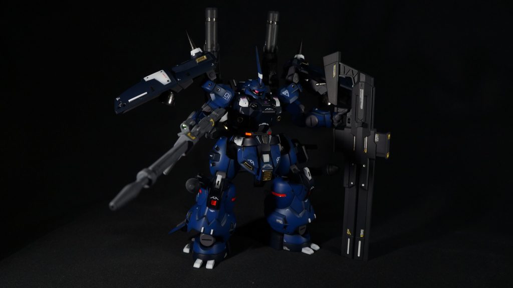 このディランザ ソルをどのように作るかを悩んでいるときに、ふとケンプファーとの共通点を感じ、単機で敵地を強襲し、拠点制圧する専用仕様にすることを決めました。大きな改修箇所としては、①肩部シールドをスラスターバインダー化、②バックパックにバズーカーを装備、③頭部にブレードアンテナ追加＆モノアイ化、④足先に2本、側面に1本の爪？追加です。その他細かい改修をいろいろとやっております。