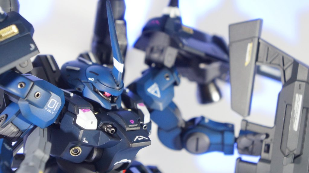 白バック、アップ胸部のディテールの甘いバルカン？は削り落とし、プラパイプで作り替えました。メタリック色も相まって、キリっとしたアクセントになったと思います。