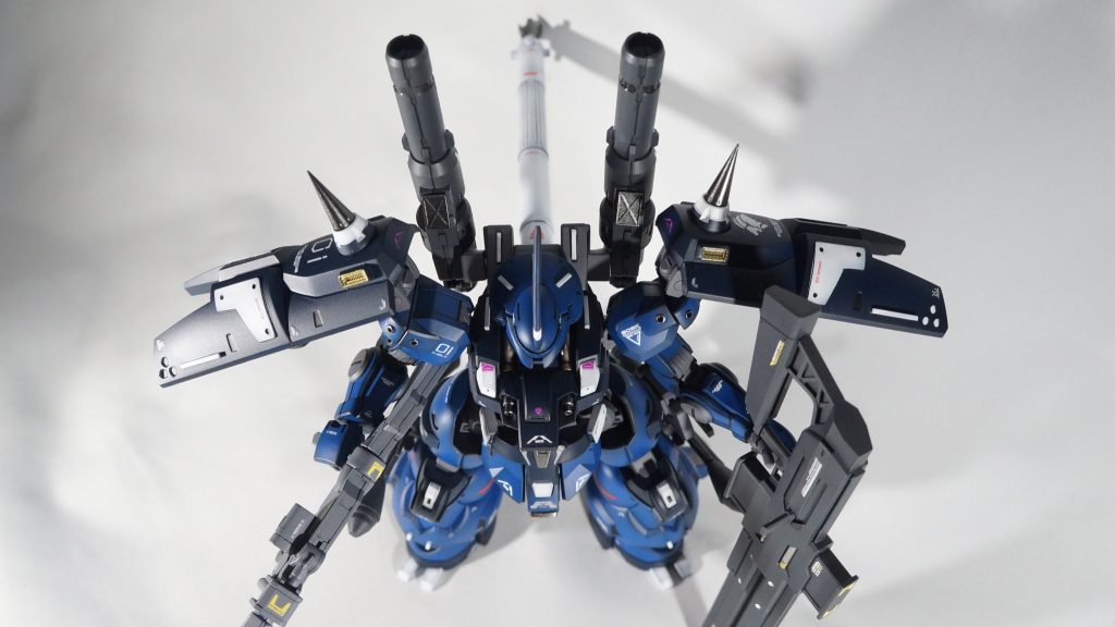 白バック、上部襟元の動力パイプもシルバーとゴールドで塗り分けましたが、あまり見えないですね…。