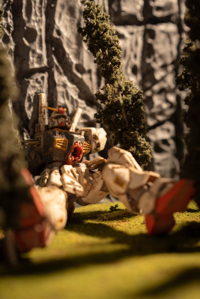 ズタボロにやられながらも、視線は上を向いている。とそんな感じですねw。ただし、ガンダムのズタボロ感に対して、地面や壁面の汚れがついてきていないので、置いてる感が出てしまっています。これは、今後のジオラマ制作で表現力を磨いていこうと思います。