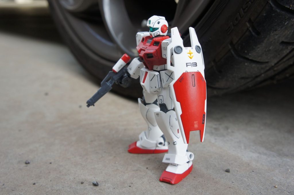 メインの白と赤はダイソーのアクリル塗料を筆塗りしました。