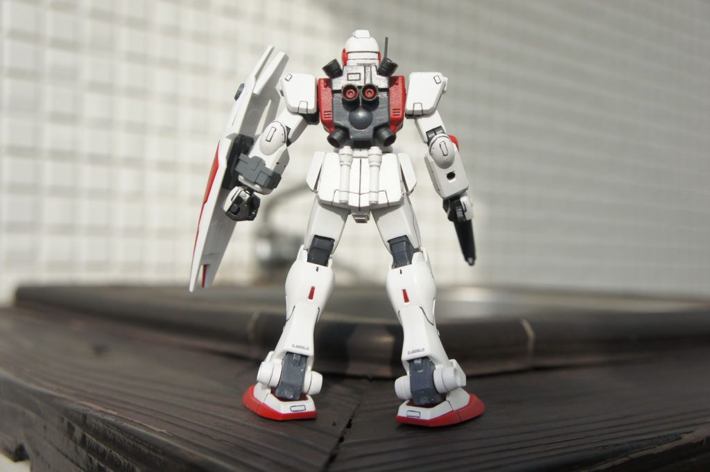 ダイソーのアクリル塗料は水で若干伸ばしながら塗りました。その他の塗料と同じで色によって塗りやすさや仕上がり感は違いますね。白は塗膜も強くて良い感じ。赤は塗装後に水研ぐぎすると溶け出す感じがありますが、白は問題なし。白は隠ぺい性も結構強くてお勧めです。