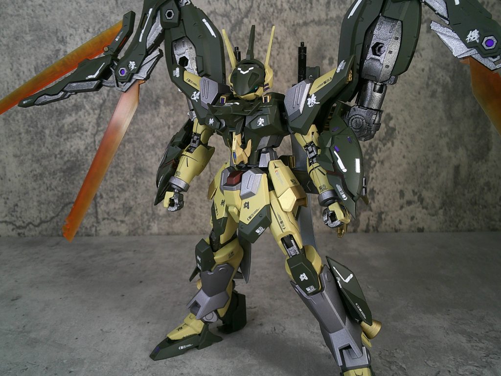 やったことは靴を巨大化各種追加アーマー、頭挿げ替え、バックパック取り替えです。