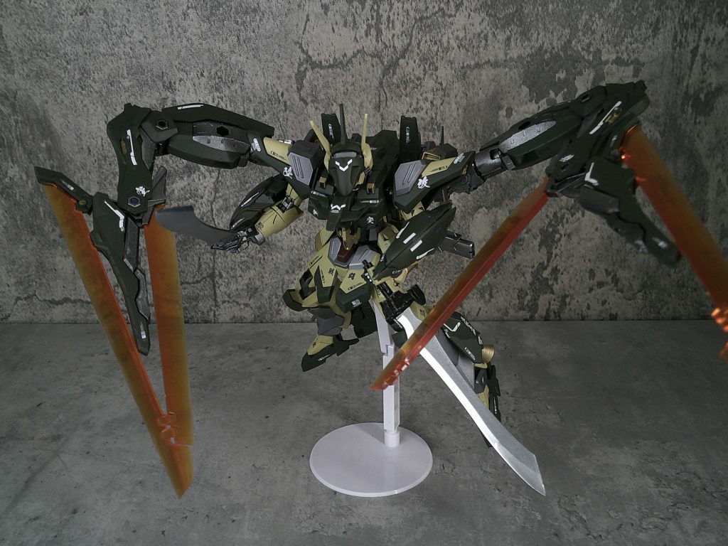 背中の羽はちゃんと武器