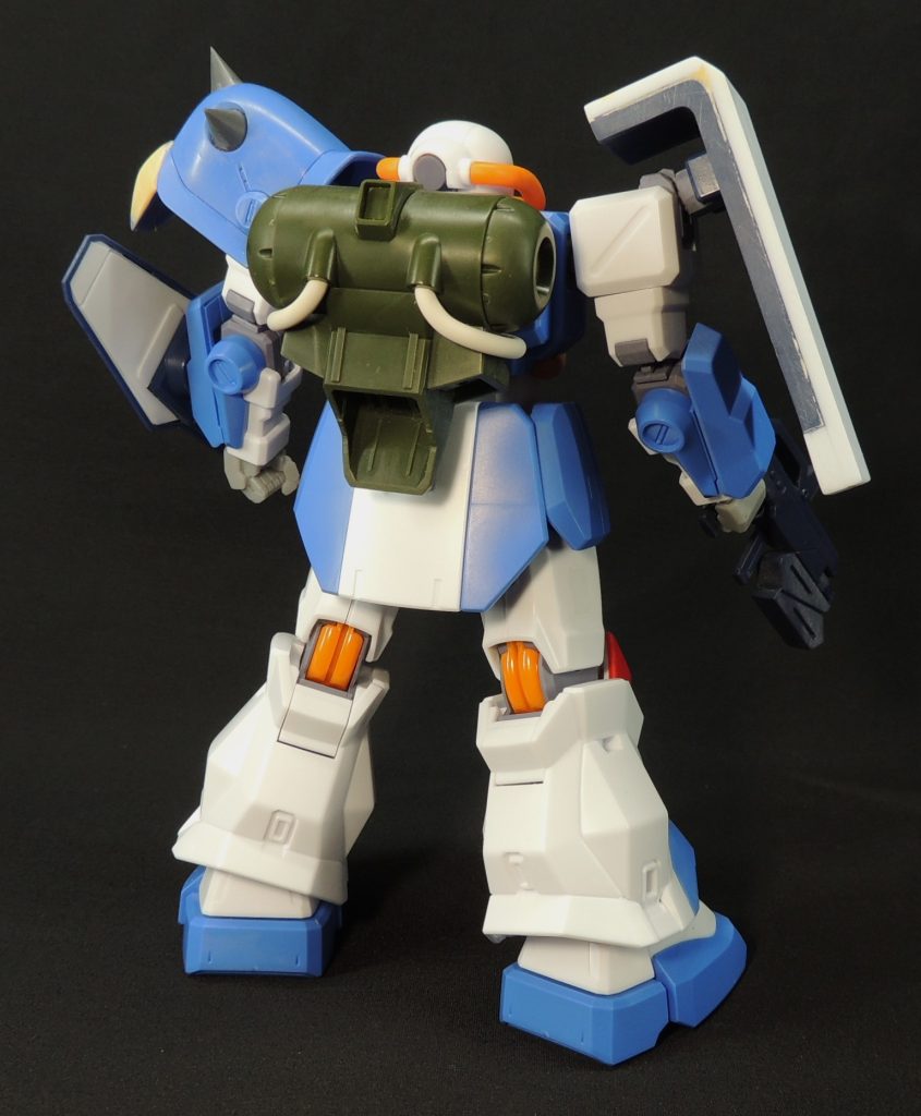 マラサイのバックパックを装着した状態。マラサイのバックパック側のダボを少し削るだけで装着可。動力パイプは、スマホ用ＵＳＢの線を使いました。