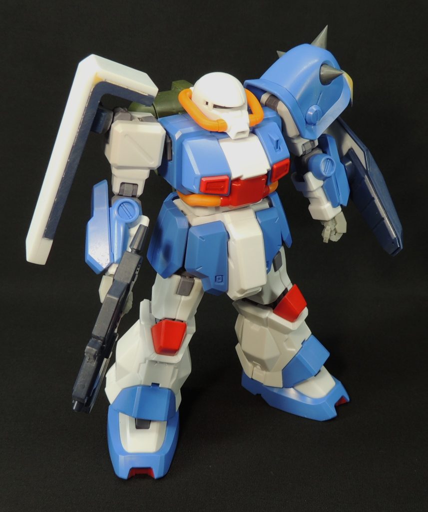 写真撮影後、前腕の中央部を切り欠き、中に動力パイプを設置。左腕のシールドはネオジム磁石で接続。